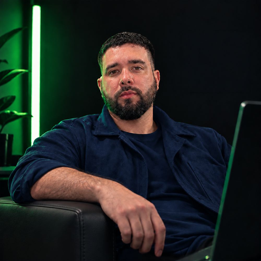 Julián Duque in his studio